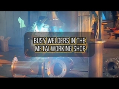 Meşgul bir metal işleme dükkanı